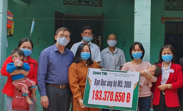 Bạn đọc giúp đỡ người mẹ cùng lúc sinh 3 con bại não gần 200 triệu đồng - 1 Bạn đọc giúp đỡ người mẹ cùng lúc sinh 3 con bại não gần 200 triệu đồng - 1