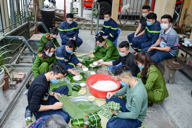 Lính cứu hỏa trổ tài gói bánh chưng đón Tết - 1 Lính cứu hỏa trổ tài gói bánh chưng đón Tết - 1