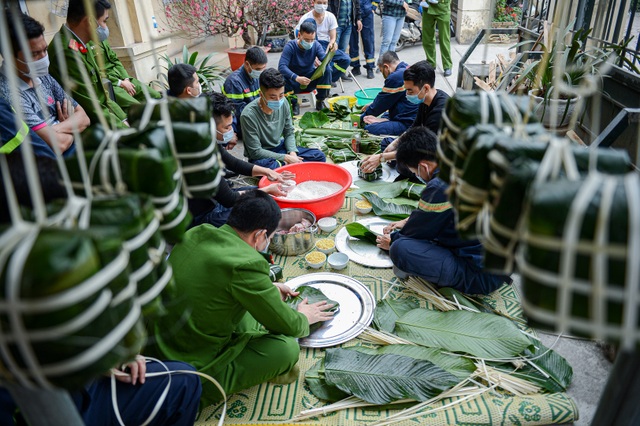 Lính cứu hỏa trổ tài gói bánh chưng đón Tết - 6 Lính cứu hỏa trổ tài gói bánh chưng đón Tết - 6
