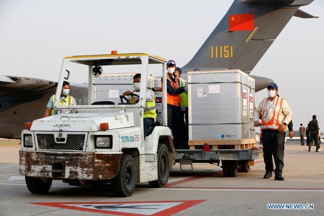 Ông Hunsen đích thân ra sân bay nhận vắc xin Covid-19 Trung Quốc tặng - 3 Ông Hunsen đích thân ra sân bay nhận vắc xin Covid-19 Trung Quốc tặng - 3