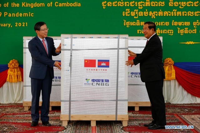 Ông Hunsen đích thân ra sân bay nhận vắc xin Covid-19 Trung Quốc tặng - 1 Ông Hunsen đích thân ra sân bay nhận vắc xin Covid-19 Trung Quốc tặng - 1