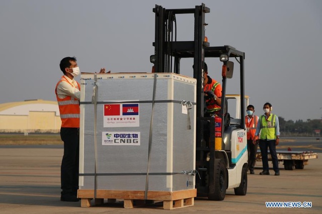 Ông Hunsen đích thân ra sân bay nhận vắc xin Covid-19 Trung Quốc tặng - 4 Ông Hunsen đích thân ra sân bay nhận vắc xin Covid-19 Trung Quốc tặng - 4