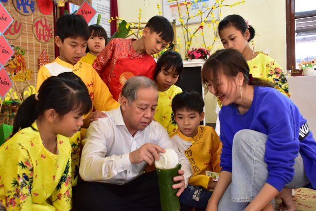 Chủ tịch UBND tỉnh cùng gói bánh chưng vui Tết với trẻ em khó khăn - 2 Chủ tịch UBND tỉnh cùng gói bánh chưng vui Tết với trẻ em khó khăn - 2