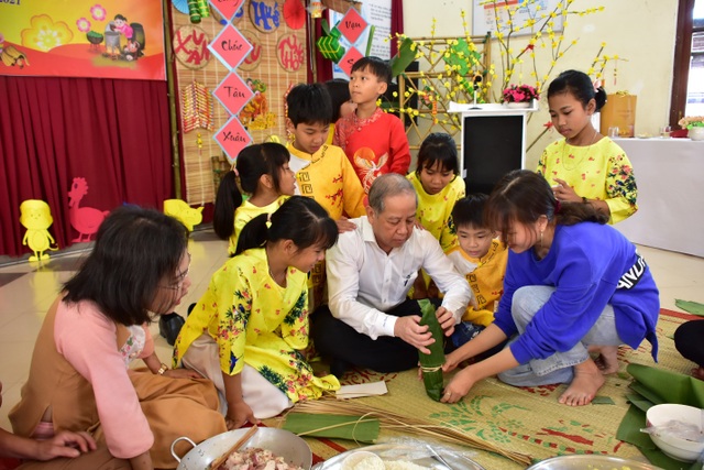 Chủ tịch UBND tỉnh cùng gói bánh chưng vui Tết với trẻ em khó khăn - 3 Chủ tịch UBND tỉnh cùng gói bánh chưng vui Tết với trẻ em khó khăn - 3