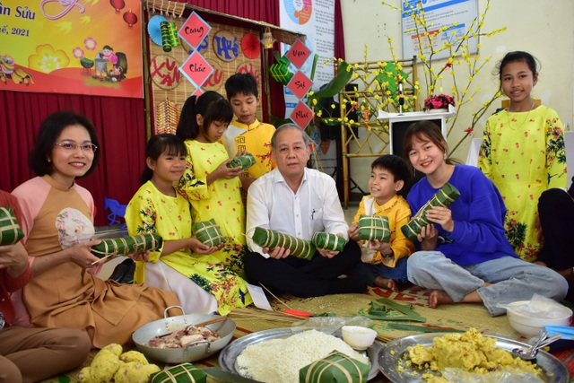 Chủ tịch UBND tỉnh cùng gói bánh chưng vui Tết với trẻ em khó khăn - 4 Chủ tịch UBND tỉnh cùng gói bánh chưng vui Tết với trẻ em khó khăn - 4