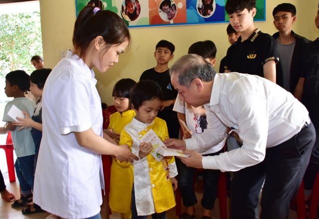 Chủ tịch UBND tỉnh cùng gói bánh chưng vui Tết với trẻ em khó khăn - 5 Chủ tịch UBND tỉnh cùng gói bánh chưng vui Tết với trẻ em khó khăn - 5
