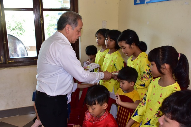 Chủ tịch UBND tỉnh cùng gói bánh chưng vui Tết với trẻ em khó khăn - 6