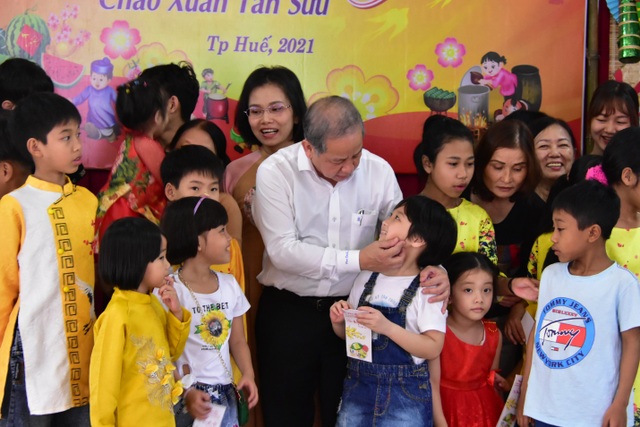 Chủ tịch UBND tỉnh cùng gói bánh chưng vui Tết với trẻ em khó khăn - 8