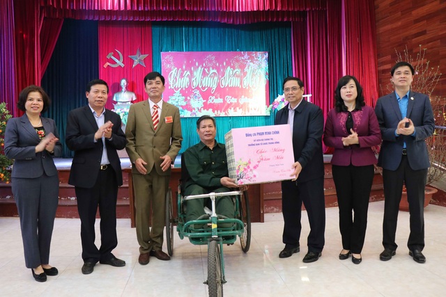 Trưởng Ban Tổ chức Trung ương tặng quà tết các thương bệnh binh - 1 Trưởng Ban Tổ chức Trung ương tặng quà tết các thương bệnh binh - 1