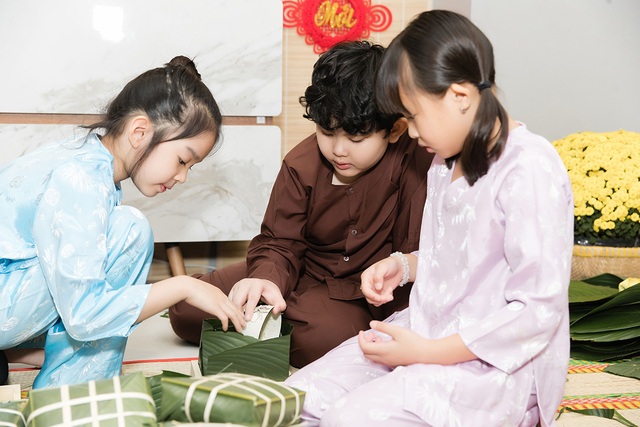Xuân Lan, Thân Thúy Hà và Trương Quỳnh Anh dạy các con gói bánh chưng - 3