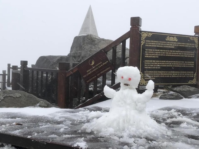 Tuyết bất ngờ rơi dày trên đỉnh Fansipan - 8