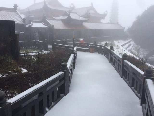 Tuyết bất ngờ rơi dày trên đỉnh Fansipan - 2