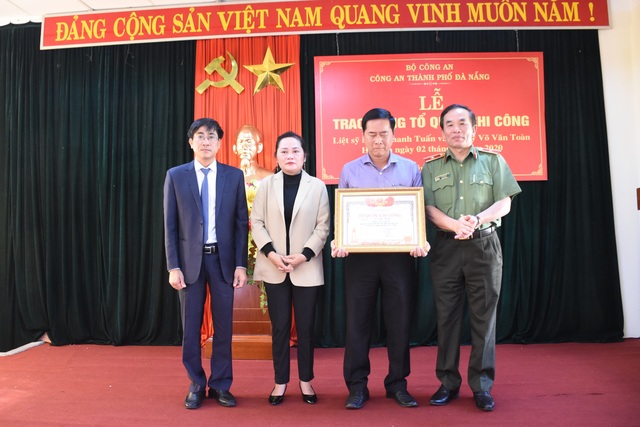 Truy tặng Bằng Tổ quốc ghi công 2 cảnh sát hy sinh khi truy bắt quái xế - 2 Truy tặng Bằng Tổ quốc ghi công 2 cảnh sát hy sinh khi truy bắt quái xế - 2