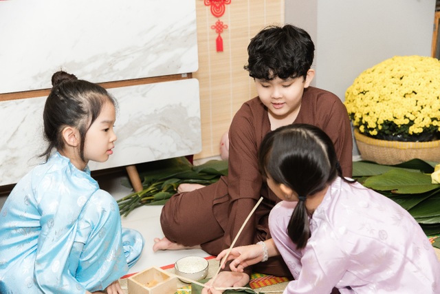 Xuân Lan, Thân Thúy Hà và Trương Quỳnh Anh dạy các con gói bánh chưng - 5