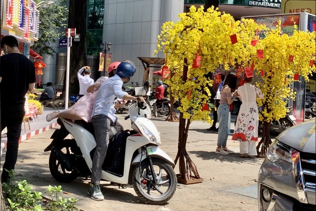 Phố Ông đồ đìu hiu vắng vẻ, đóng cửa sớm để phòng dịch Covid - 9 Phố Ông đồ đìu hiu vắng vẻ, đóng cửa sớm để phòng dịch Covid - 9