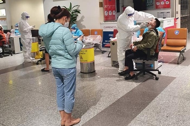 Hà Nội: Xét nghiệm SARS-CoV-2 cho 10.000 nhân viên Sân bay Nội Bài - 2