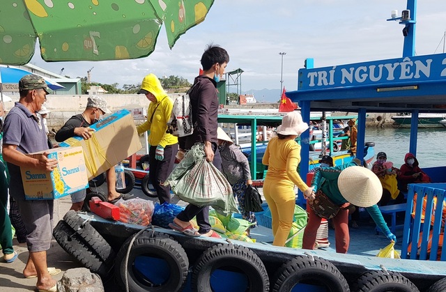 Khánh Hòa: Nhộn nhịp chở Tết ra đảo, thu tiền triệu mỗi ngày - 4 Khánh Hòa: Nhộn nhịp chở Tết ra đảo, thu tiền triệu mỗi ngày - 4