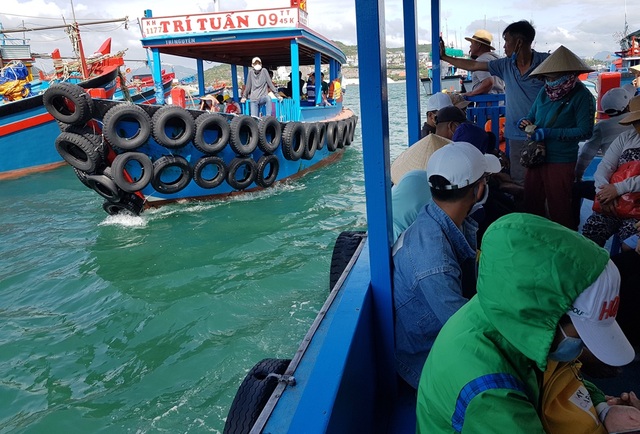 Khánh Hòa: Nhộn nhịp chở Tết ra đảo, thu tiền triệu mỗi ngày - 6 Khánh Hòa: Nhộn nhịp chở Tết ra đảo, thu tiền triệu mỗi ngày - 6