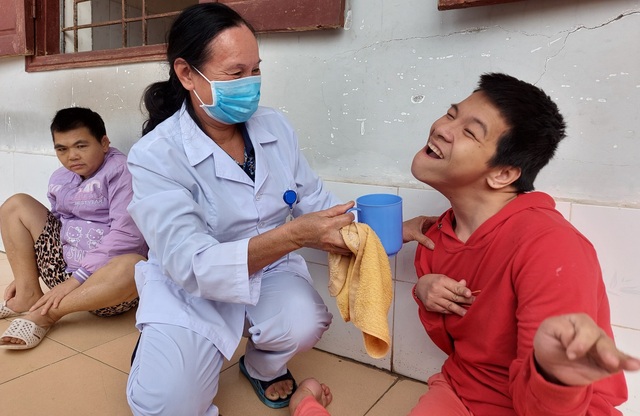 Chuyện cảm động về người phụ nữ hơn 20 năm chăm sóc bệnh nhân da cam - 3 Chuyện cảm động về người phụ nữ hơn 20 năm chăm sóc bệnh nhân da cam - 3
