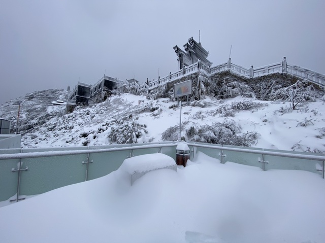 Du khách đổ về Fansipan ngắm cảnh tuyết rơi dày đặc như trời Âu - 11