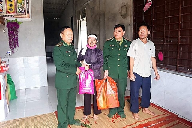 Tình nghĩa đong đầy của người lính quân hàm xanh dành cho dân vùng lũ - 1 Tình nghĩa đong đầy của người lính quân hàm xanh dành cho dân vùng lũ - 1