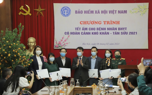 Mang Tết ấm tới gần 1.000 bệnh nhân có thẻ BHYT gặp khó khăn - 2 Mang Tết ấm tới gần 1.000 bệnh nhân có thẻ BHYT gặp khó khăn - 2