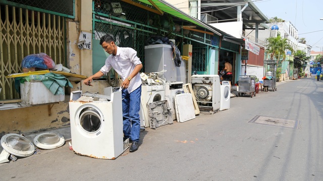 Thợ dịch vụ vệ sinh máy lạnh, máy giặt làm không kịp thở dịp Tết - 1