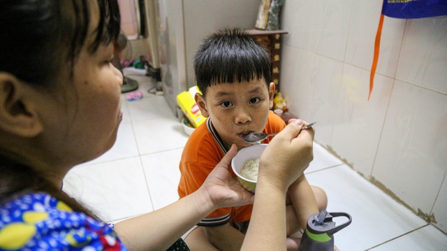 Nữ công nhân xa quê: Lời hứa 10 năm con về đón Tết… vẫn chưa thực hiện - 3 Nữ công nhân xa quê: Lời hứa 10 năm con về đón Tết… vẫn chưa thực hiện - 3