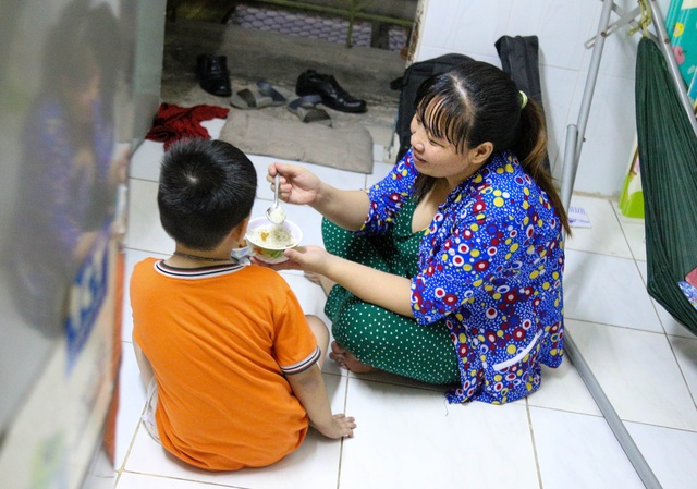 Nữ công nhân xa quê: Lời hứa 10 năm con về đón Tết… vẫn chưa thực hiện - 7 Nữ công nhân xa quê: Lời hứa 10 năm con về đón Tết… vẫn chưa thực hiện - 7