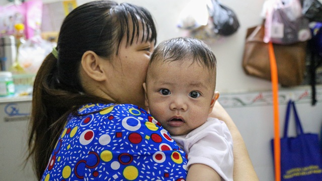 Nữ công nhân xa quê: Lời hứa 10 năm con về đón Tết… vẫn chưa thực hiện - 6 Nữ công nhân xa quê: Lời hứa 10 năm con về đón Tết… vẫn chưa thực hiện - 6