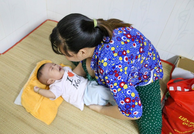 Nữ công nhân xa quê: Lời hứa 10 năm con về đón Tết… vẫn chưa thực hiện - 8 Nữ công nhân xa quê: Lời hứa 10 năm con về đón Tết… vẫn chưa thực hiện - 8