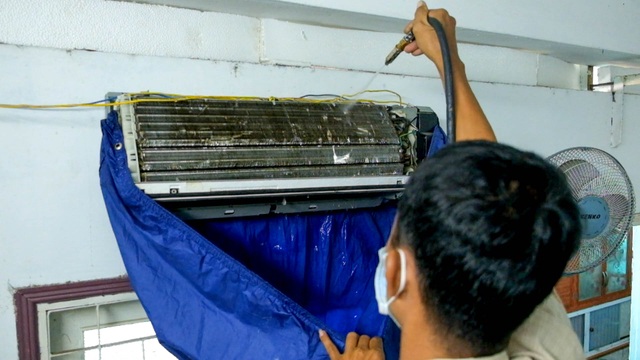 Thợ dịch vụ vệ sinh máy lạnh, máy giặt làm không kịp thở dịp Tết - 8