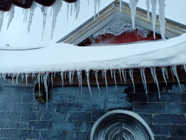 Visitors flock to Fansipan to watch the dense snow fall like Europe - 9