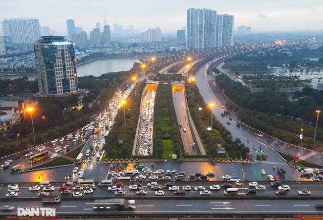 Hàng vạn người đội mưa về quê ăn Tết trong ngày làm việc cuối cùng của năm - 19 Hàng vạn người đội mưa về quê ăn Tết trong ngày làm việc cuối cùng của năm - 19