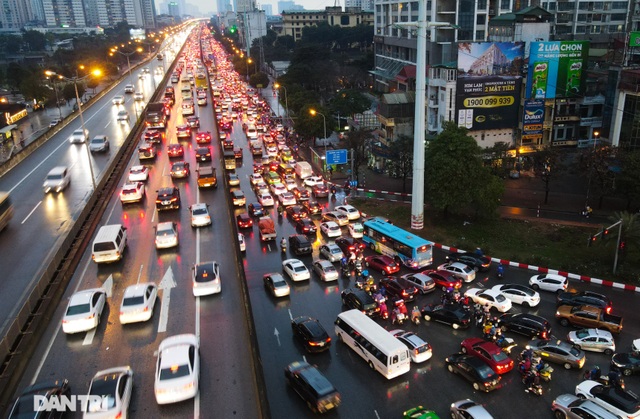 Hàng vạn người đội mưa về quê ăn Tết trong ngày làm việc cuối cùng của năm - 17 Hàng vạn người đội mưa về quê ăn Tết trong ngày làm việc cuối cùng của năm - 17