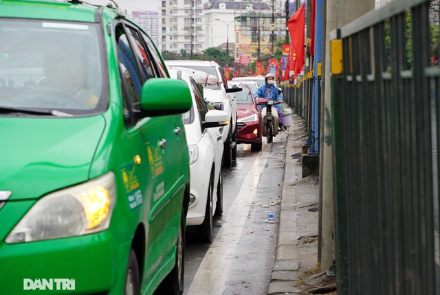 Hàng vạn người đội mưa về quê ăn Tết trong ngày làm việc cuối cùng của năm - 7 Hàng vạn người đội mưa về quê ăn Tết trong ngày làm việc cuối cùng của năm - 7
