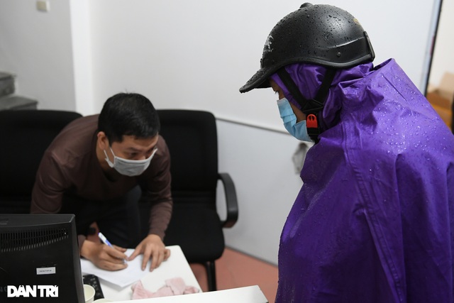 Người dân đội mưa tới mua pháo, đốt trải nghiệm ngay trước Tết ở Hà Nội - 5 Người dân đội mưa tới mua pháo, đốt trải nghiệm ngay trước Tết ở Hà Nội - 5