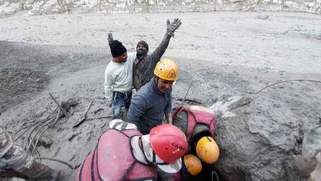Tìm thấy hơn 30 thi thể vụ vỡ sông băng ở Ấn Độ - 16