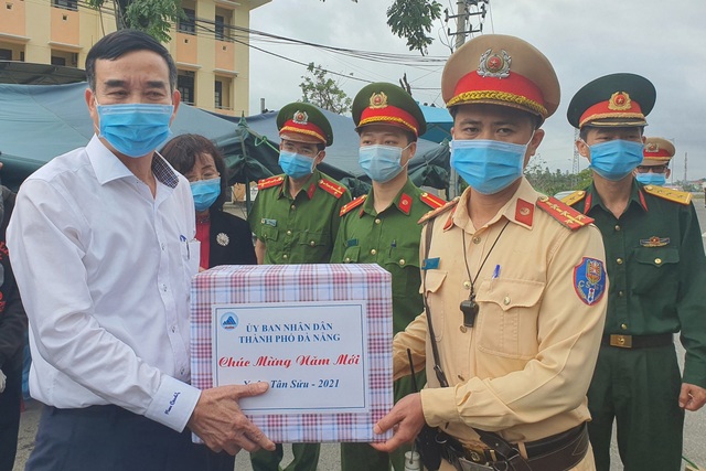 Chủ tịch Đà Nẵng thăm lực lượng tại các chốt kiểm soát phòng, chống dịch - 1 Chủ tịch Đà Nẵng thăm lực lượng tại các chốt kiểm soát phòng, chống dịch - 1