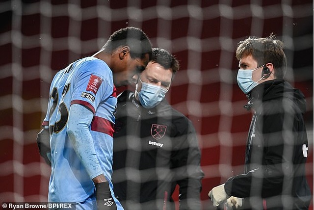 Cầu thủ West Ham bị chấn động não sau pha va chạm với Martial - 2 Cầu thủ West Ham bị chấn động não sau pha va chạm với Martial - 2