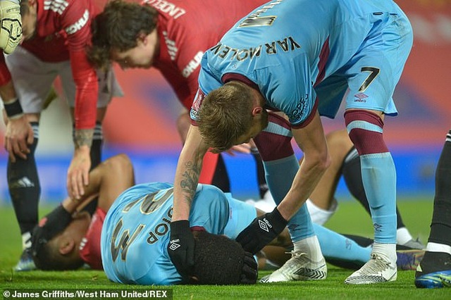 Cầu thủ West Ham bị chấn động não sau pha va chạm với Martial - 1