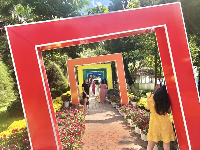 Đường hoa lớn nhất Đồng Nai thưa thớt khách tham quan - 12 Đường hoa lớn nhất Đồng Nai thưa thớt khách tham quan - 12