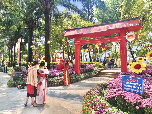 Đường hoa lớn nhất Đồng Nai thưa thớt khách tham quan - 8 Đường hoa lớn nhất Đồng Nai thưa thớt khách tham quan - 8