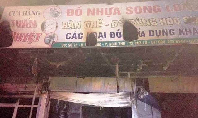 Cháy cửa hàng tạp hóa ngày cận Tết, 2 người may mắn thoát nạn - 1 Cháy cửa hàng tạp hóa ngày cận Tết, 2 người may mắn thoát nạn - 1