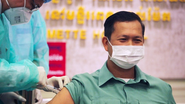 Con trai Thủ tướng Hun Sen tiêm vắc xin Covid-19 của Trung Quốc - 1 Con trai Thủ tướng Hun Sen tiêm vắc xin Covid-19 của Trung Quốc - 1