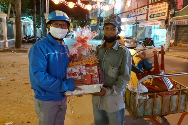 Bạn trẻ Sóc Trăng băng đêm tặng quà Tết người mưu sinh khó khăn trên phố - 2 Bạn trẻ Sóc Trăng băng đêm tặng quà Tết người mưu sinh khó khăn trên phố - 2