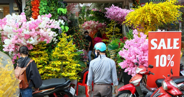 Cô gái 9X xinh đẹp bán hoa giả ngày Tết thu nhập hơn nửa tỷ đồng - 8 Cô gái 9X xinh đẹp bán hoa giả ngày Tết thu nhập hơn nửa tỷ đồng - 8