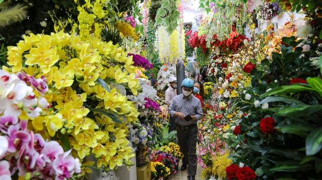 Cô gái 9X xinh đẹp bán hoa giả ngày Tết thu nhập hơn nửa tỷ đồng - 2 Cô gái 9X xinh đẹp bán hoa giả ngày Tết thu nhập hơn nửa tỷ đồng - 2