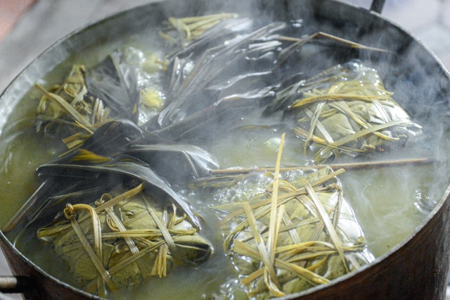 Người dân Hà Nội thức xuyên đêm luộc bánh chưng ở vỉa hè - 9 Người dân Hà Nội thức xuyên đêm luộc bánh chưng ở vỉa hè - 9