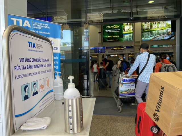Sân bay Tân Sơn Nhất khử khuẩn toàn bộ hành lý để chống dịch Covid-19 - 7